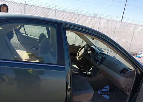 2005 Toyota Camry Le z USA, uszkodzony, nr VIN 4T1BE32K65U058698